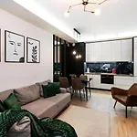 Golden - Luxury 2-bedroom, Mennica Residence&144 Apartmán Varšava