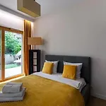 Golden - Luxury 2-bedroom, Mennica Residence&144 바르샤바